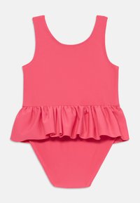 Różowy strój kąpielowy o bezrękawowym fasonie, z falbaną wokół talii, wykonany z gładkiego, elastycznego materiału.