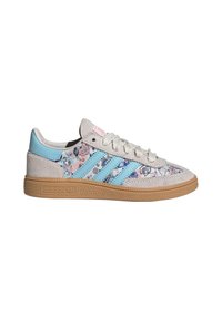 Baskets Adidas gris clair avec des rayures bleu clair, des panneaux en tissu floral, des détails en daim beige et une semelle en caoutchouc gomme.
