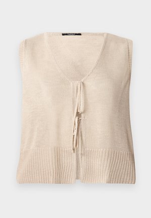 Beige gebreide mouwloze vest met V-hals en twee knoopsluitingen aan de voorkant, voorzien van een geribbelde zoom en een gestructureerd breipatroon.