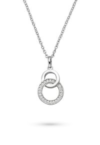 Sølvhalskæde med to sammenlåste ringe; den ene er enkel og den anden er prydet med klare sten. Kæden har et sammensat led-design.