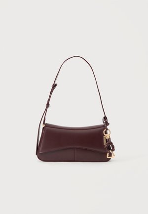 Sac à bandoulière en cuir marron foncé avec bandoulière réglable et détails de quincaillerie dorée sur un fond uni clair.