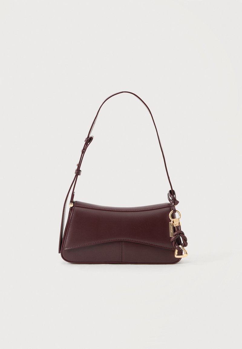 Sac à bandoulière en cuir marron foncé avec bandoulière réglable et détails de quincaillerie dorée sur un fond uni clair.