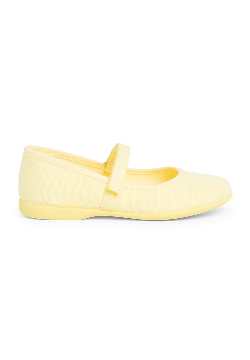 Gelbe Ballerinas aus Canvas mit einer runden Spitze und einem dünnen Riemen über dem Spann. Glatte Textur und minimalistisches Design.