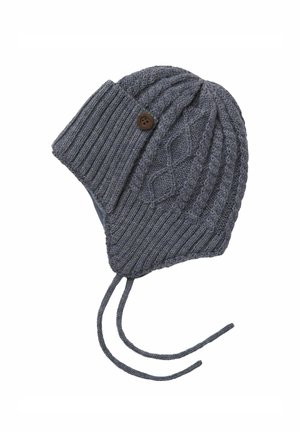Šedá pletená čepice s ribováním a diamantovými vzory, s akcentem knoflíku a šňůrkami pro bezpečné uchycení. Měkká textura, navržena pro teplo.
