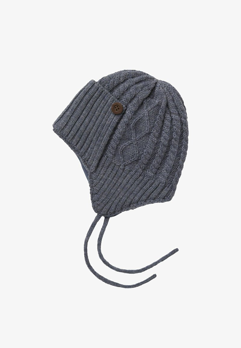 Šedá pletená čepice s ribováním a diamantovými vzory, s akcentem knoflíku a šňůrkami pro bezpečné uchycení. Měkká textura, navržena pro teplo.