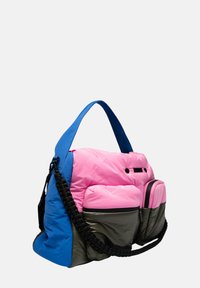 Gepolsterte Tragetasche in Rosa, Blau und Olivgrün. Verfügt über zwei Vordertaschen, einen geflochtenen Trageriemen und eine weiche, gepolsterte Textur.