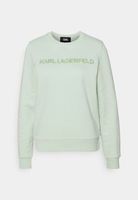 Sudadera verde menta con mangas largas, cuello redondo y puños acanalados. Presenta un logo texturizado de "KARL LAGERFELD" en el pecho.