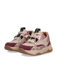 Zapatillas chunky en tonos beige, burdeos y rosa con detalles de purpurina, superficies texturizadas y cordones negros. Presentan una suela de goma y una etiqueta con el logo.