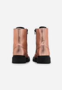 Rosa syntetiska ankelskängor med en slät finish, svart gummisula, sidodragkedjestängning och kontrasterande sömmar.