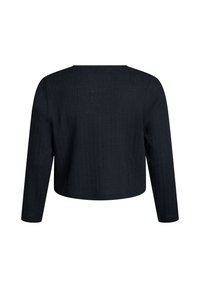Temno obrezan pulover z dolgimi rokavi. Teksturni material z navpičnim rebrastim vzorcem. Preprost okrogel izrez in brez vidnih kovinskih delov.