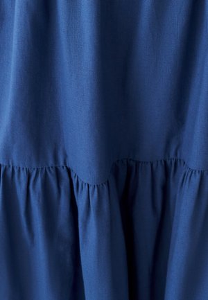 Blauwe katoenen jurk met een ontworpen gelaagde plooi. Glad textuur met een subtiele glans, waardoor de vloeiende silhouet wordt benadrukt.