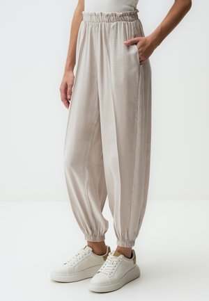 ELASTIC WAIST NARROW LEG WITH POCKETS - Pantaloni sportivi - beige