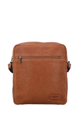 Borsa a tracolla in pelle marrone con finitura testurizzata, dotata di tasca frontale con zip e spallaccio regolabile. Forma quadrata, design minimalista.