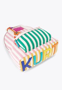 Zaino in tessuto a righe con tonalità di rosa e crema, dotato di una tasca anteriore a righe verdi e bianche, lettere colorate che formano la parola "KURT" e una cerniera.
