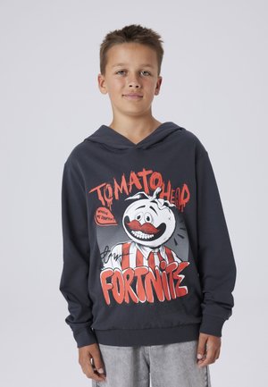 Sötétszürke kapucnis pulóver, mellyel egy paradicsom fejjel rendelkező karakter grafikája és piros részletek találhatóak, a "TOMATO HEAD FORTNITE" felirat pedig hangsúlyosan van nyomtatva.