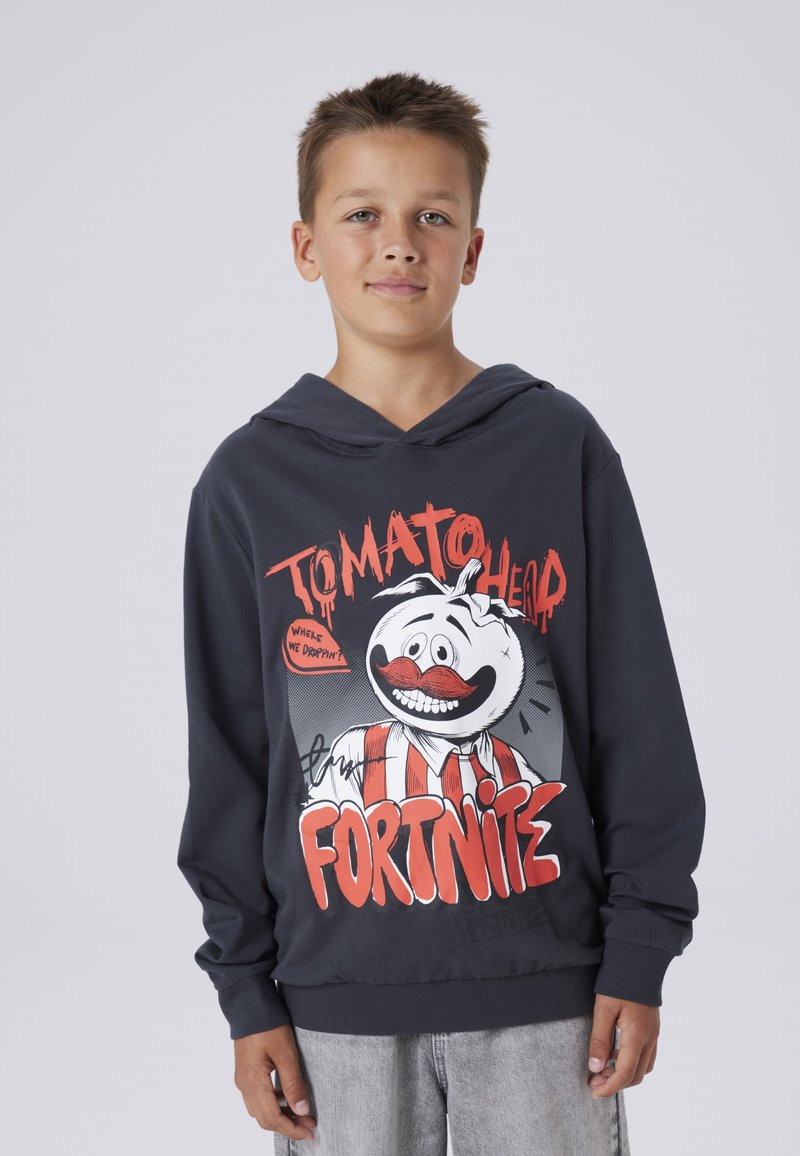 Donkergrijze hoodie met een grafisch ontwerp van een personage met een tomatenhoofd, rode accenten en de tekst "TOMATENHOofd FORTNITE" prominent gedrukt.