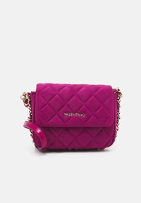 Borsa a tracolla in suede magenta trapuntato con catena dorata, dotata di pattina anteriore, dettaglio del logo e forma rettangolare strutturata.