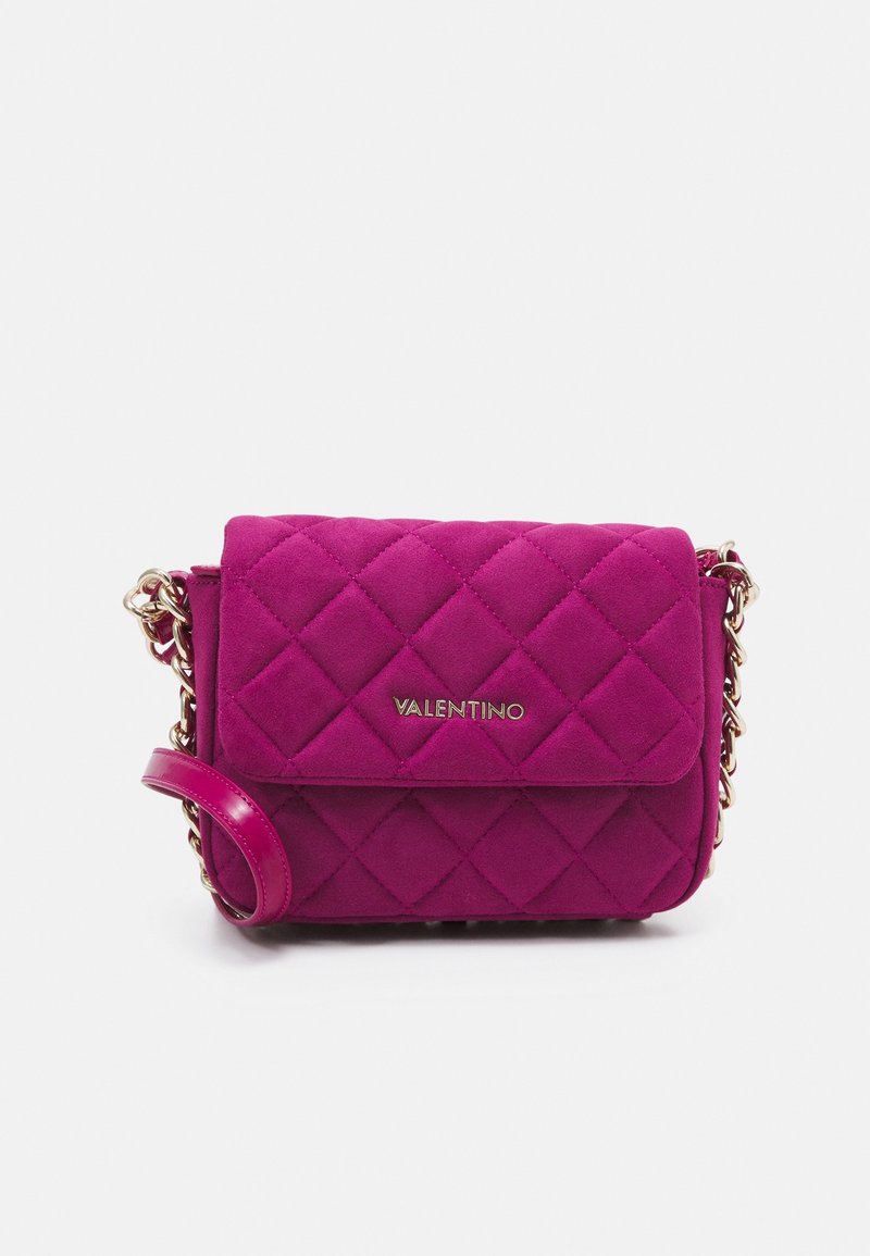 Borsa a tracolla in suede magenta trapuntato con catena dorata, dotata di pattina anteriore, dettaglio del logo e forma rettangolare strutturata.