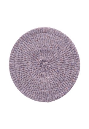Béret tricoté rond en violet clair avec une texture côtelée et de subtiles taches multicolores, présenté vu de dessus sur un fond blanc.