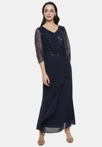 Granatowa długa sukienka z koronkowym gorsetem wysadzanym cekinami i rękawami o długości trzech czwarte, z zasłoniętym przodem i miękką teksturą.