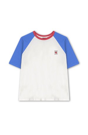 T-shirt blanc avec des manches raglan bleues et un col rouge. Présente un petit logo brodé sur la poitrine. Fabriqué en coton doux.