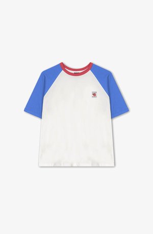 T-shirt blanc avec des manches raglan bleues et un col rouge. Présente un petit logo brodé sur la poitrine. Fabriqué en coton doux.