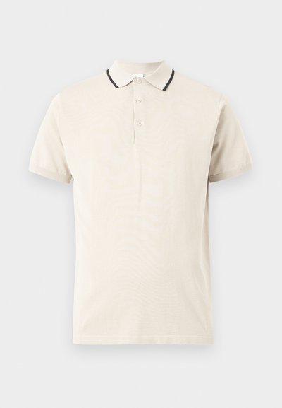 Μπεζ κοντομάνικο πουκάμισο πόλο με τρία κουμπιά και γιακά που έχει λεπτή μαύρη ρίγα.