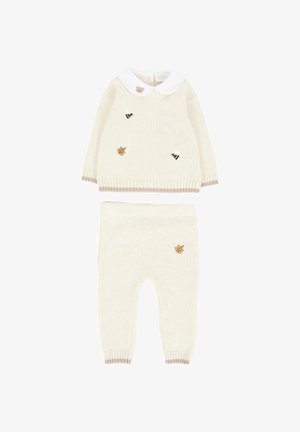 Ensemble pour nourrissons en tricot comprenant un pull crème avec un col blanc et des motifs brodés de abeilles, feuilles et un ours ; pantalon crème assorti.