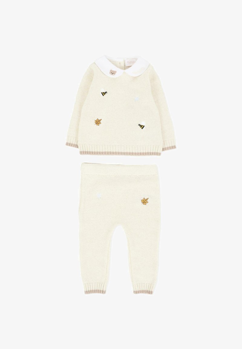 Completo in maglia per neonato con un maglione crema dotato di colletto bianco e decorazioni ricamate di api, foglie e un orsetto; pantaloni crema coordinati.