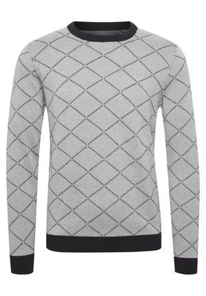 Grauer, gestrickter Pullover mit Rautenmuster in Schwarz. Verfügt über einen Rundhalsausschnitt und gerippte Bündchen in Dunkelgrau. Glatte Textur.