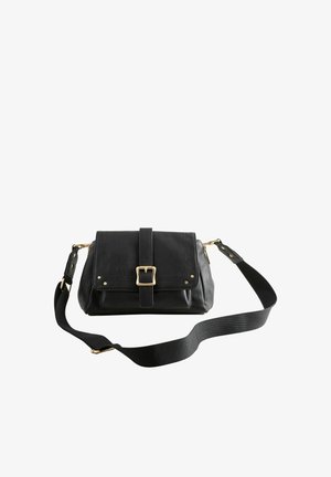 Sac bandoulière en cuir noir avec boucle avant, ferrures dorées et sangle en tissu réglable sur fond blanc.