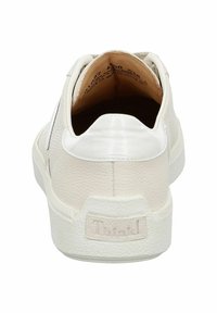 Weiße Leder-Sneaker mit strukturierter Oberfläche, glatten Akzenten und einem gebrandeten Fersenbereich. Verfügt über eine abgerundete Zehenpartie und eine Gummisohle.