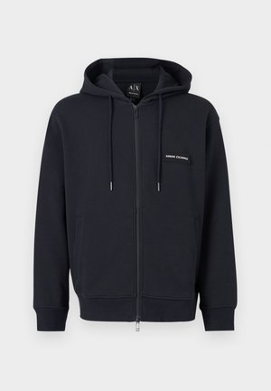 Must musta lukuga kapuutsiga pusa, millel on nöörid, esimesed taskud ja väike „Armani Exchange“ logoga märk vasakul rinnal.