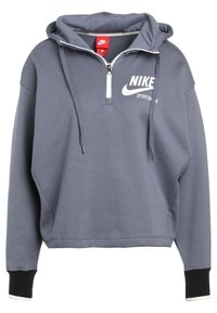 Grå hoodie i mjukt material, med dragkedjestängd krage, framficka och vitt logo på bröstet. Svart och vita detaljer på ärmsluten.