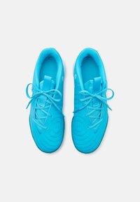 Blaue Sportschuhe mit strukturierter Oberfläche, runder Zehenpartie, Schnürdesign und gepolsterter Ferse. Mit einem dezenten Logo und einer leichten Sohle.