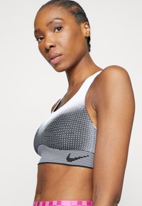 flyknit bra