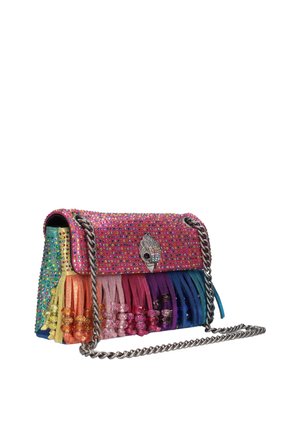 Borsa colorata con frangia arcobaleno e strass multicolori, tracolla a catena argento e una fibbia argentata ornata su sfondo bianco.