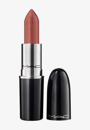 Rouge à lèvres marron mat avec tube argenté et noir, bouchon noir à côté, les deux avec le logo de la marque MAC sur fond blanc.