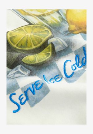 Bavlnená tkanina s farebnou potlačou, ktorá zobrazuje krájané citróny a limetky, a vyšívaný text "Servírujte ľadovo studené" v modrej farbe. Textúrované pozadie.