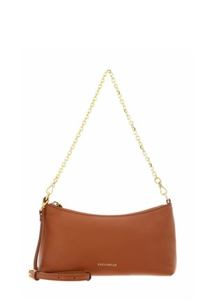 Sac bandoulière en cuir marron avec bandoulière en chaîne dorée et petit logo doré "COCCINELLE" sur le devant.
