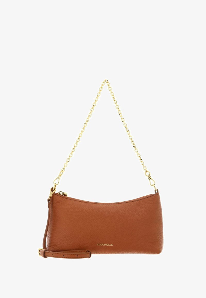 Borsa a tracolla in pelle marrone con catenella dorata e piccolo logo dorato "COCCINELLE" sulla parte anteriore.