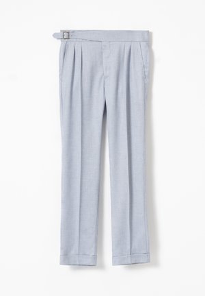 Pantalones grises claros a medida con bolsillos laterales, pliegues, dobladillos con puños y cinturón ajustable con hebilla lateral, dispuestos planos sobre fondo blanco.