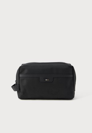 Neceser rectangular negro con tejido texturizado, asa lateral y logo "BOSS" en el panel central frontal.