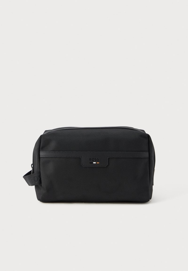 Svart rektangulær toalettmappe med teksturert stoff, sideløkke og "BOSS"-logo på midten av frontpanelet.