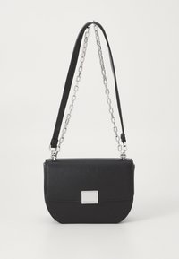 Schwarze Umhängetasche aus Kunstleder mit abgerundeter Form, silberner Kette und Lederriemen sowie einem rechteckigen Metallakzent auf der Vorderseite.