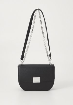 Zwarte crossbodytas van kunstleer met een afgeronde vorm, zilveren ketting- en leren band, en een rechthoekig metalen accent aan de voorkant.