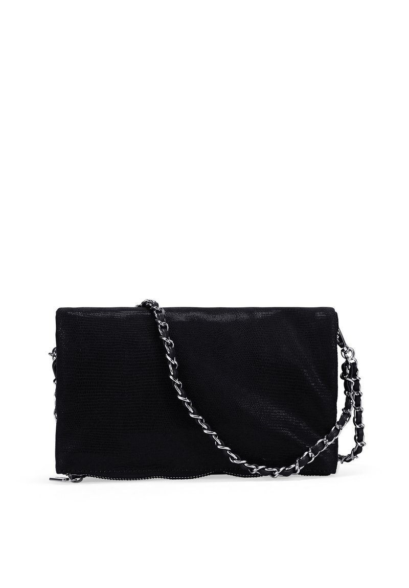 Bolso de mano negro con material sintético texturizado, forma rectangular y una correa de cadena plateada. Cuenta con un cierre superior con cremallera.