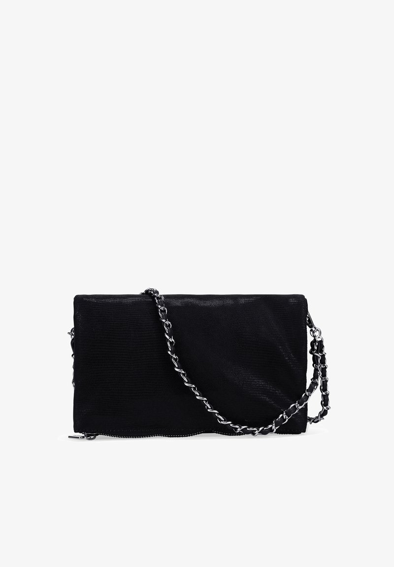 Bolso de mano negro con material sintético texturizado, forma rectangular y una correa de cadena plateada. Cuenta con un cierre superior con cremallera.