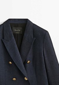 Blazer bleu marine foncé croisé avec des boutons dorés et des revers crantés, étiqueté Massimo Dutti, fabriqué au Portugal.