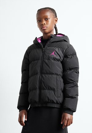 Doudoune noire avec capuche rose, dotée d'une fermeture éclair à l'avant, de poignets élastiques et d'un logo brodé. Matière texturée et isolante.